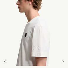 Moncler.蒙口 SS26春夏新品皮革徽章&字母植绒印花标识短袖T恤,正面胸前左侧饰皮革徽标、左袖饰字母由植绒印花设 Moncler.蒙口 SS26春夏新品皮革徽章&字母植绒印花标识短袖T恤,正面胸前左侧饰皮革徽标、左袖饰字母由植绒印花设