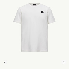 Moncler.蒙口 SS26春夏新品皮革徽章&字母植绒印花标识短袖T恤,正面胸前左侧饰皮革徽标、左袖饰字母由植绒印花设 Moncler.蒙口 SS26春夏新品皮革徽章&字母植绒印花标识短袖T恤,正面胸前左侧饰皮革徽标、左袖饰字母由植绒印花设