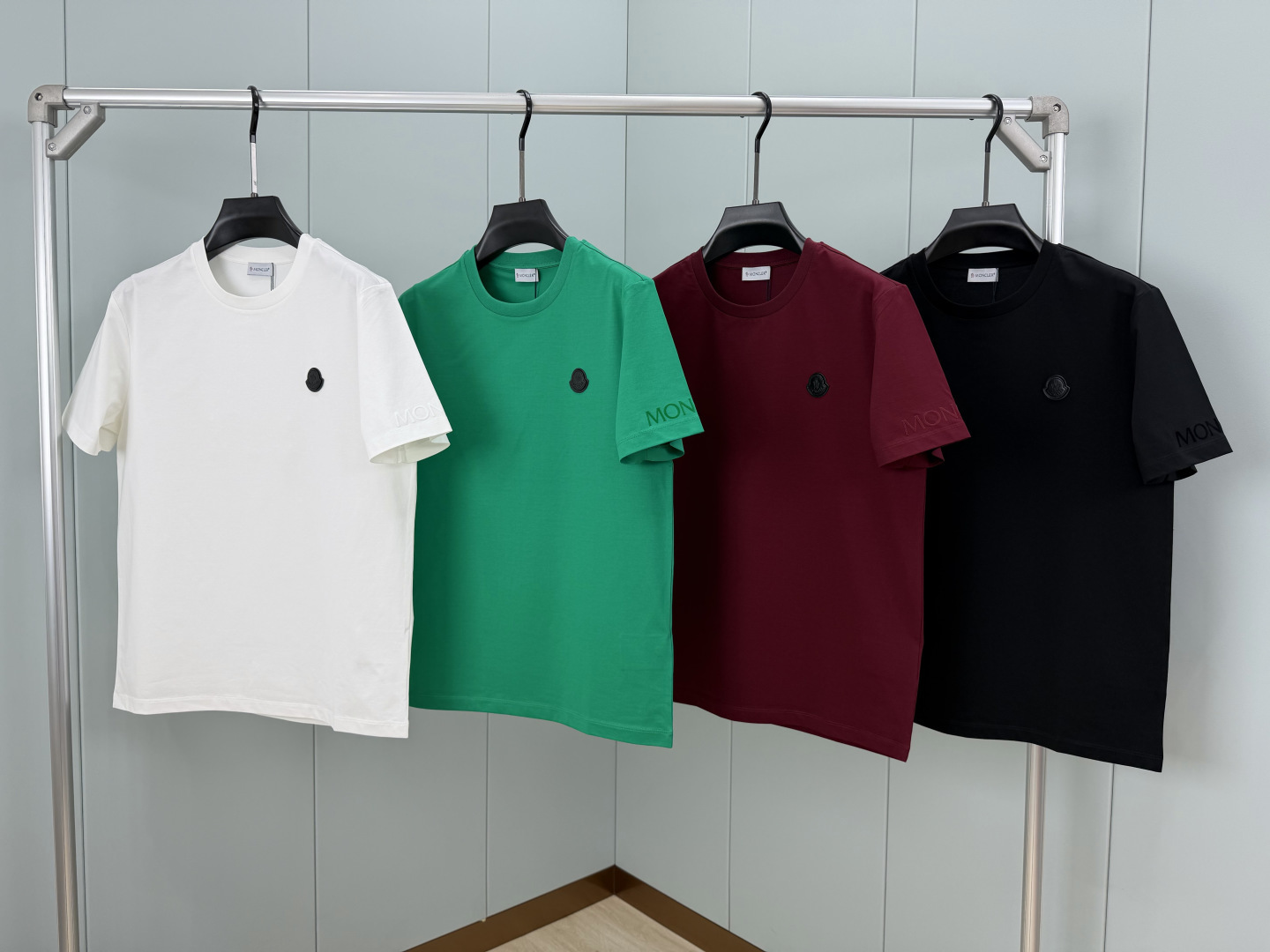 Moncler.蒙口 SS26春夏新品皮革徽章&字母植绒印花标识短袖T恤,正面胸前左侧饰皮革徽标、左袖饰字母由植绒印花设 Moncler.蒙口 SS26春夏新品皮革徽章&字母植绒印花标识短袖T恤,正面胸前左侧饰皮革徽标、左袖饰字母由植绒印花设