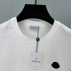 Moncler.蒙口 SS26春夏新品皮革徽章&字母植绒印花标识短袖T恤,正面胸前左侧饰皮革徽标、左袖饰字母由植绒印花设 Moncler.蒙口 SS26春夏新品皮革徽章&字母植绒印花标识短袖T恤,正面胸前左侧饰皮革徽标、左袖饰字母由植绒印花设