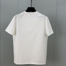 Moncler.蒙口 SS26春夏新品皮革徽章&字母植绒印花标识短袖T恤,正面胸前左侧饰皮革徽标、左袖饰字母由植绒印花设 Moncler.蒙口 SS26春夏新品皮革徽章&字母植绒印花标识短袖T恤,正面胸前左侧饰皮革徽标、左袖饰字母由植绒印花设