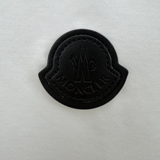 Moncler.蒙口 SS26春夏新品皮革徽章&字母植绒印花标识短袖T恤,正面胸前左侧饰皮革徽标、左袖饰字母由植绒印花设 Moncler.蒙口 SS26春夏新品皮革徽章&字母植绒印花标识短袖T恤,正面胸前左侧饰皮革徽标、左袖饰字母由植绒印花设