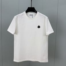 Moncler.蒙口 SS26春夏新品皮革徽章&字母植绒印花标识短袖T恤,正面胸前左侧饰皮革徽标、左袖饰字母由植绒印花设 Moncler.蒙口 SS26春夏新品皮革徽章&字母植绒印花标识短袖T恤,正面胸前左侧饰皮革徽标、左袖饰字母由植绒印花设