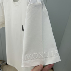Moncler.蒙口 SS26春夏新品皮革徽章&字母植绒印花标识短袖T恤,正面胸前左侧饰皮革徽标、左袖饰字母由植绒印花设 Moncler.蒙口 SS26春夏新品皮革徽章&字母植绒印花标识短袖T恤,正面胸前左侧饰皮革徽标、左袖饰字母由植绒印花设