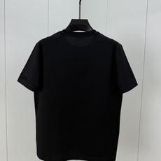 Moncler.蒙口 SS26春夏新品皮革徽章&字母植绒印花标识短袖T恤,正面胸前左侧饰皮革徽标、左袖饰字母由植绒印花设 Moncler.蒙口 SS26春夏新品皮革徽章&字母植绒印花标识短袖T恤,正面胸前左侧饰皮革徽标、左袖饰字母由植绒印花设