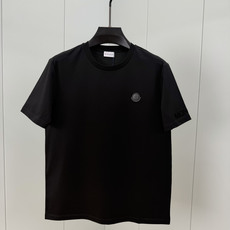 Moncler.蒙口 SS26春夏新品皮革徽章&字母植绒印花标识短袖T恤,正面胸前左侧饰皮革徽标、左袖饰字母由植绒印花设 Moncler.蒙口 SS26春夏新品皮革徽章&字母植绒印花标识短袖T恤,正面胸前左侧饰皮革徽标、左袖饰字母由植绒印花设