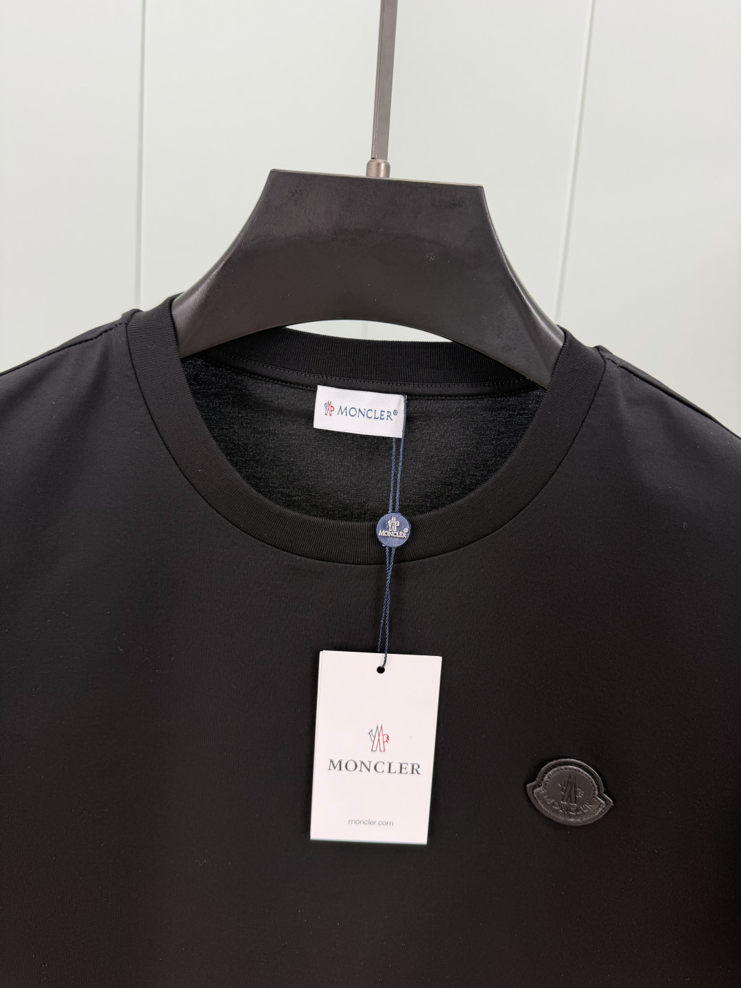 Moncler.蒙口 SS26春夏新品皮革徽章&字母植绒印花标识短袖T恤,正面胸前左侧饰皮革徽标、左袖饰字母由植绒印花设 Moncler.蒙口 SS26春夏新品皮革徽章&字母植绒印花标识短袖T恤,正面胸前左侧饰皮革徽标、左袖饰字母由植绒印花设