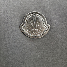 Moncler.蒙口 SS26春夏新品皮革徽章&字母植绒印花标识短袖T恤,正面胸前左侧饰皮革徽标、左袖饰字母由植绒印花设 Moncler.蒙口 SS26春夏新品皮革徽章&字母植绒印花标识短袖T恤,正面胸前左侧饰皮革徽标、左袖饰字母由植绒印花设