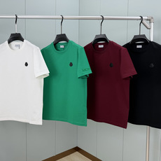 Moncler.蒙口 SS26春夏新品皮革徽章&字母植绒印花标识短袖T恤,正面胸前左侧饰皮革徽标、左袖饰字母由植绒印花设 Moncler.蒙口 SS26春夏新品皮革徽章&字母植绒印花标识短袖T恤,正面胸前左侧饰皮革徽标、左袖饰字母由植绒印花设