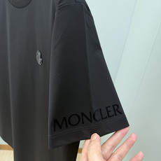 Moncler.蒙口 SS26春夏新品皮革徽章&字母植绒印花标识短袖T恤,正面胸前左侧饰皮革徽标、左袖饰字母由植绒印花设 Moncler.蒙口 SS26春夏新品皮革徽章&字母植绒印花标识短袖T恤,正面胸前左侧饰皮革徽标、左袖饰字母由植绒印花设