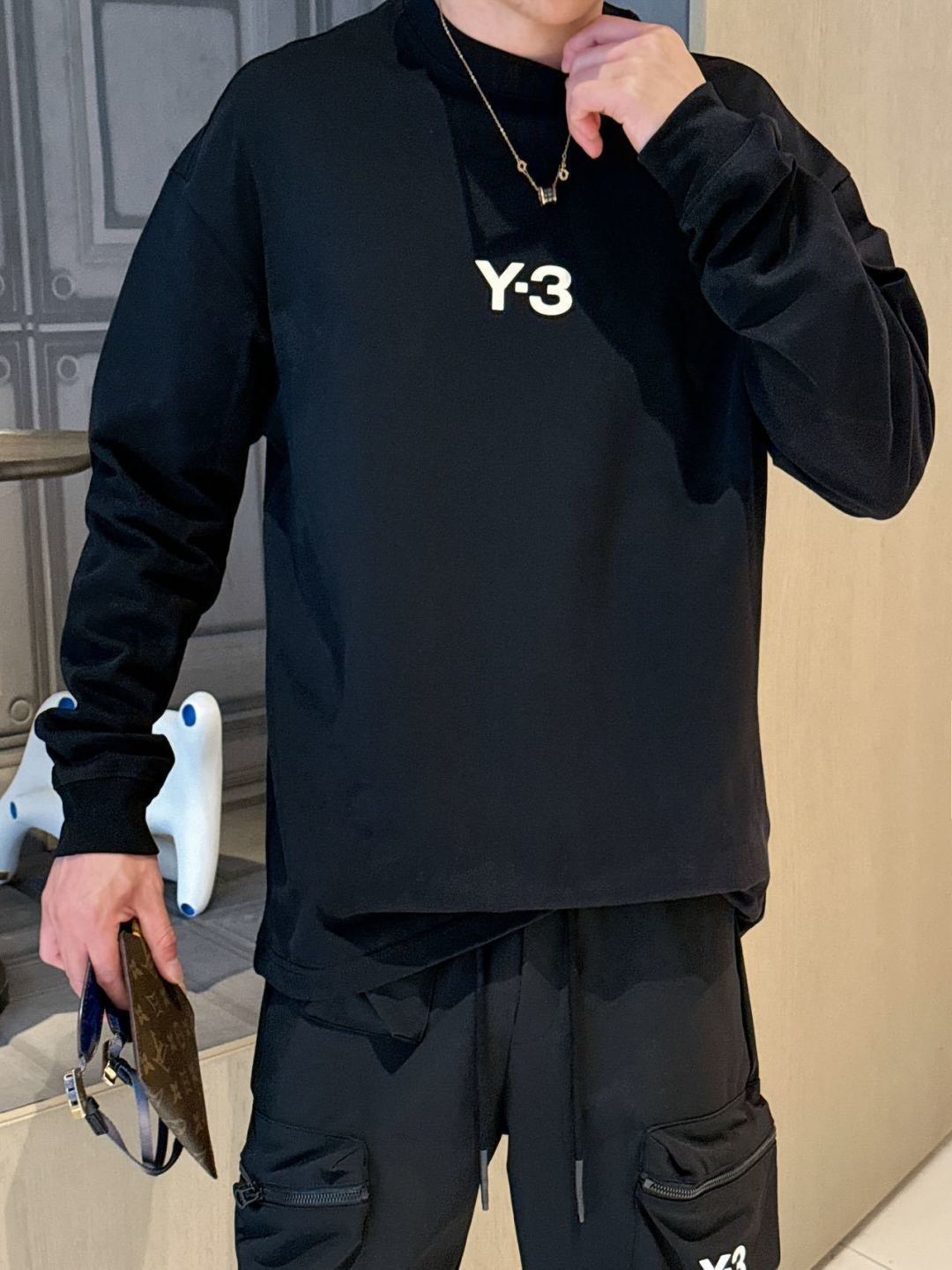 新款🌟Y3，采用进口360克棉材质制作而成，柔软的面料触感，贴身穿着亲肤舒适，经典植绒压胶Y-3字母图案设计，非常的新颖