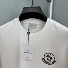 Moncler.蒙口 FW26新品印花标识莫代尔棉短袖T恤,正面胸前饰新季印花设计彰显别具一格的Moncler气质,为经 Moncler.蒙口 FW26新品印花标识莫代尔棉短袖T恤,正面胸前饰新季印花设计彰显别具一格的Moncler气质,为经