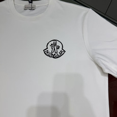 Moncler.蒙口 FW26新品印花标识莫代尔棉短袖T恤,正面胸前饰新季印花设计彰显别具一格的Moncler气质,为经 Moncler.蒙口 FW26新品印花标识莫代尔棉短袖T恤,正面胸前饰新季印花设计彰显别具一格的Moncler气质,为经