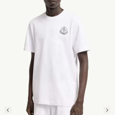 Moncler.蒙口 FW26新品印花标识莫代尔棉短袖T恤,正面胸前饰新季印花设计彰显别具一格的Moncler气质,为经 Moncler.蒙口 FW26新品印花标识莫代尔棉短袖T恤,正面胸前饰新季印花设计彰显别具一格的Moncler气质,为经