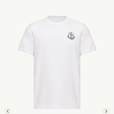 Moncler.蒙口 FW26新品印花标识莫代尔棉短袖T恤,正面胸前饰新季印花设计彰显别具一格的Moncler气质,为经 Moncler.蒙口 FW26新品印花标识莫代尔棉短袖T恤,正面胸前饰新季印花设计彰显别具一格的Moncler气质,为经