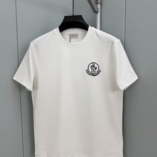 Moncler.蒙口 FW26新品印花标识莫代尔棉短袖T恤,正面胸前饰新季印花设计彰显别具一格的Moncler气质,为经 Moncler.蒙口 FW26新品印花标识莫代尔棉短袖T恤,正面胸前饰新季印花设计彰显别具一格的Moncler气质,为经