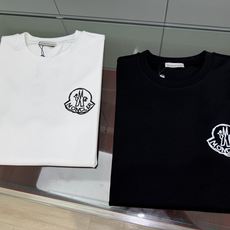 Moncler.蒙口 FW26新品印花标识莫代尔棉短袖T恤,正面胸前饰新季印花设计彰显别具一格的Moncler气质,为经 Moncler.蒙口 FW26新品印花标识莫代尔棉短袖T恤,正面胸前饰新季印花设计彰显别具一格的Moncler气质,为经