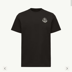 Moncler.蒙口 FW26新品印花标识莫代尔棉短袖T恤,正面胸前饰新季印花设计彰显别具一格的Moncler气质,为经 Moncler.蒙口 FW26新品印花标识莫代尔棉短袖T恤,正面胸前饰新季印花设计彰显别具一格的Moncler气质,为经