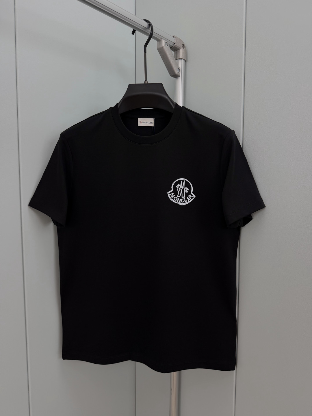 Moncler.蒙口 FW26新品印花标识莫代尔棉短袖T恤，正面胸前饰新季印花设计彰显别具一格的Moncler气质，为经
