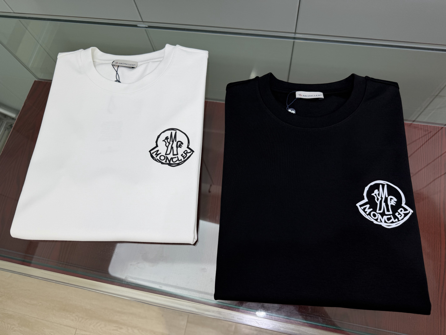 Moncler.蒙口 FW26新品印花标识莫代尔棉短袖T恤，正面胸前饰新季印花设计彰显别具一格的Moncler气质，为经