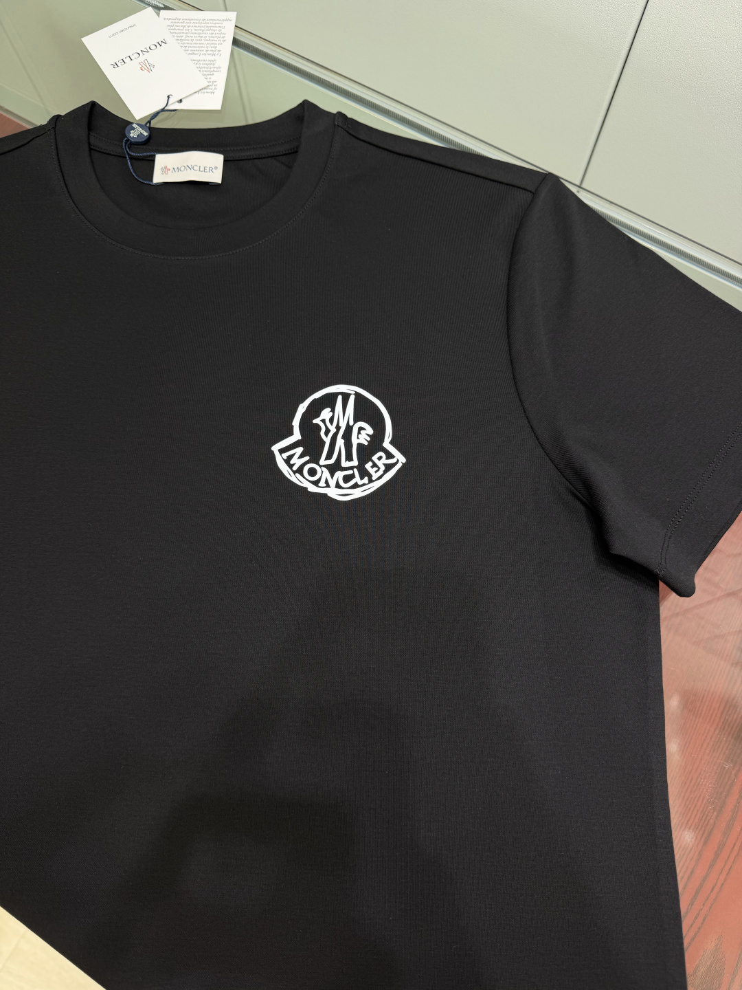 Moncler.蒙口 FW26新品印花标识莫代尔棉短袖T恤，正面胸前饰新季印花设计彰显别具一格的Moncler气质，为经