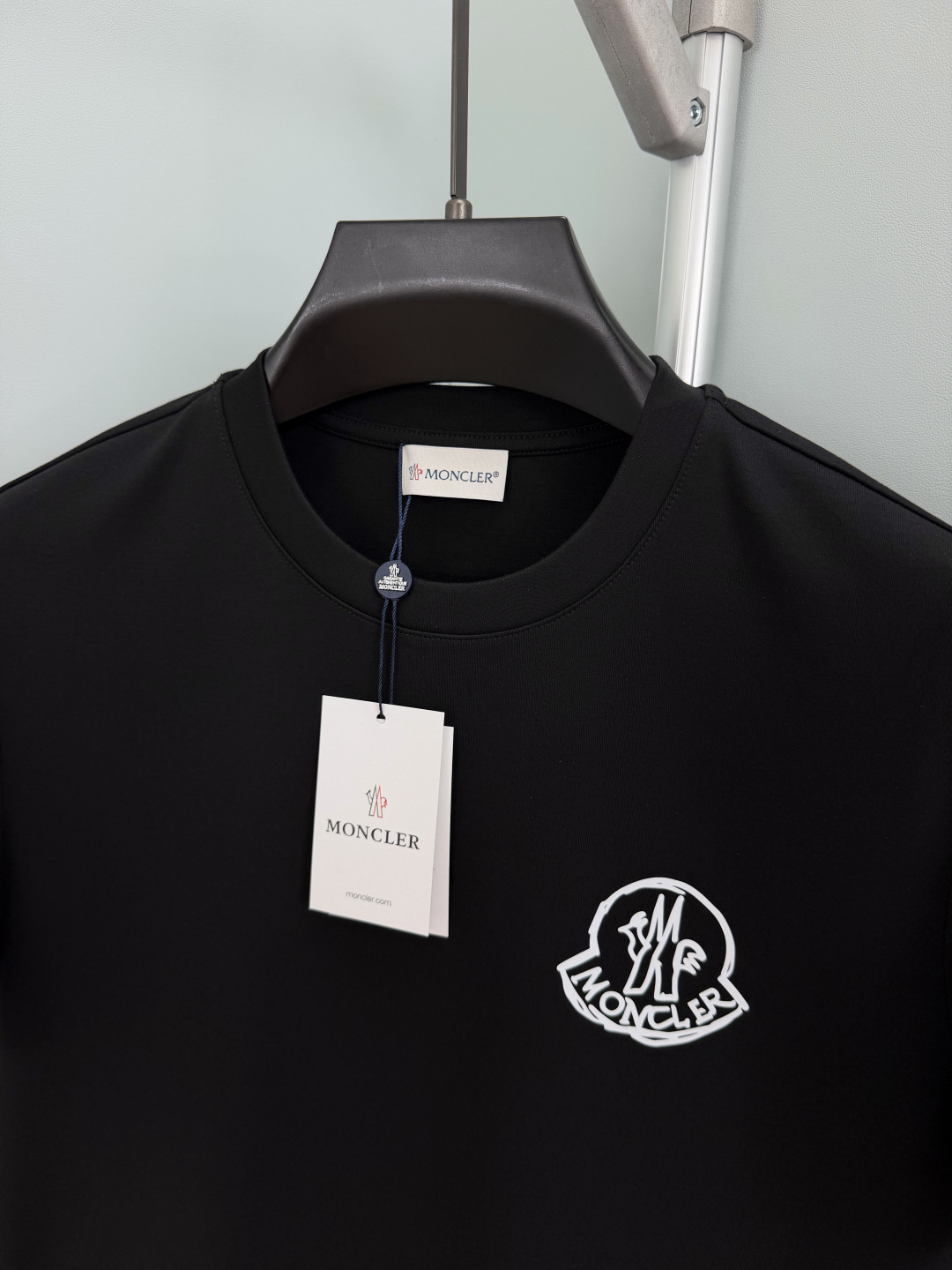 Moncler.蒙口 FW26新品印花标识莫代尔棉短袖T恤，正面胸前饰新季印花设计彰显别具一格的Moncler气质，为经