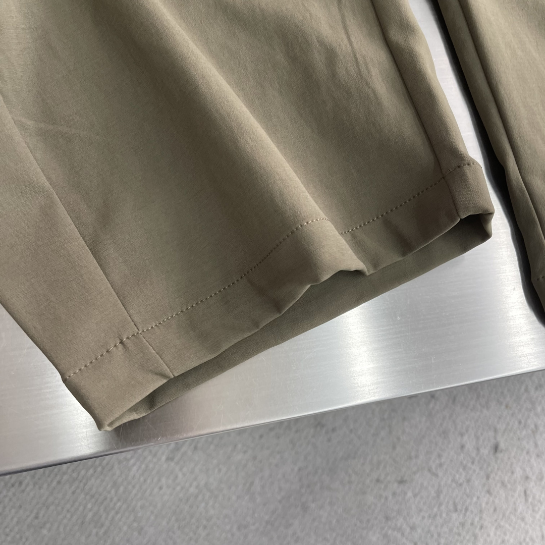 Y-3     26年秋季新款休闲直筒工装裤，采用进口优质面料，挺括有型，工装设计装饰，前logo标识点缀，上身足够吸睛