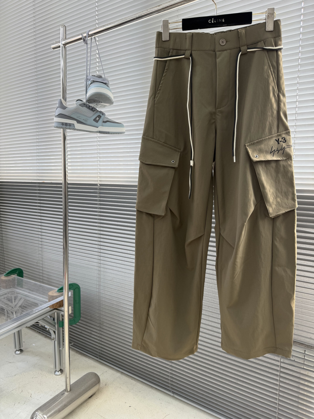 Y-3 26年秋季新款休闲直筒工装裤,采用进口优质面料,挺括有型,工装设计装饰,前logo标识点缀,上身足够吸睛 Y-3 26年秋季新款休闲直筒工装裤,采用进口优质面料,挺括有型,工装设计装饰,前logo标识点缀,上身足够吸睛