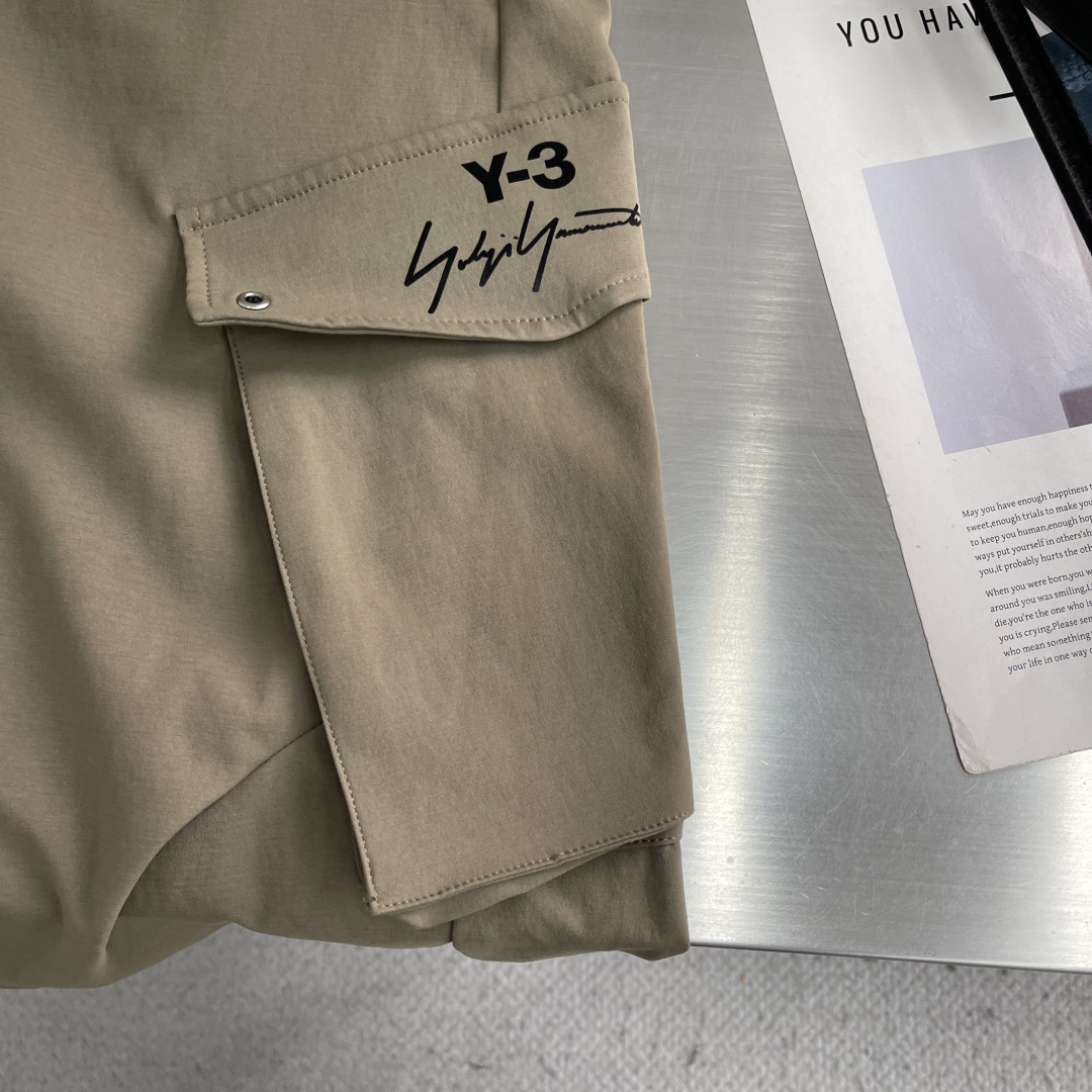 Y-3     26年秋季新款休闲直筒工装裤，采用进口优质面料，挺括有型，工装设计装饰，前logo标识点缀，上身足够吸睛