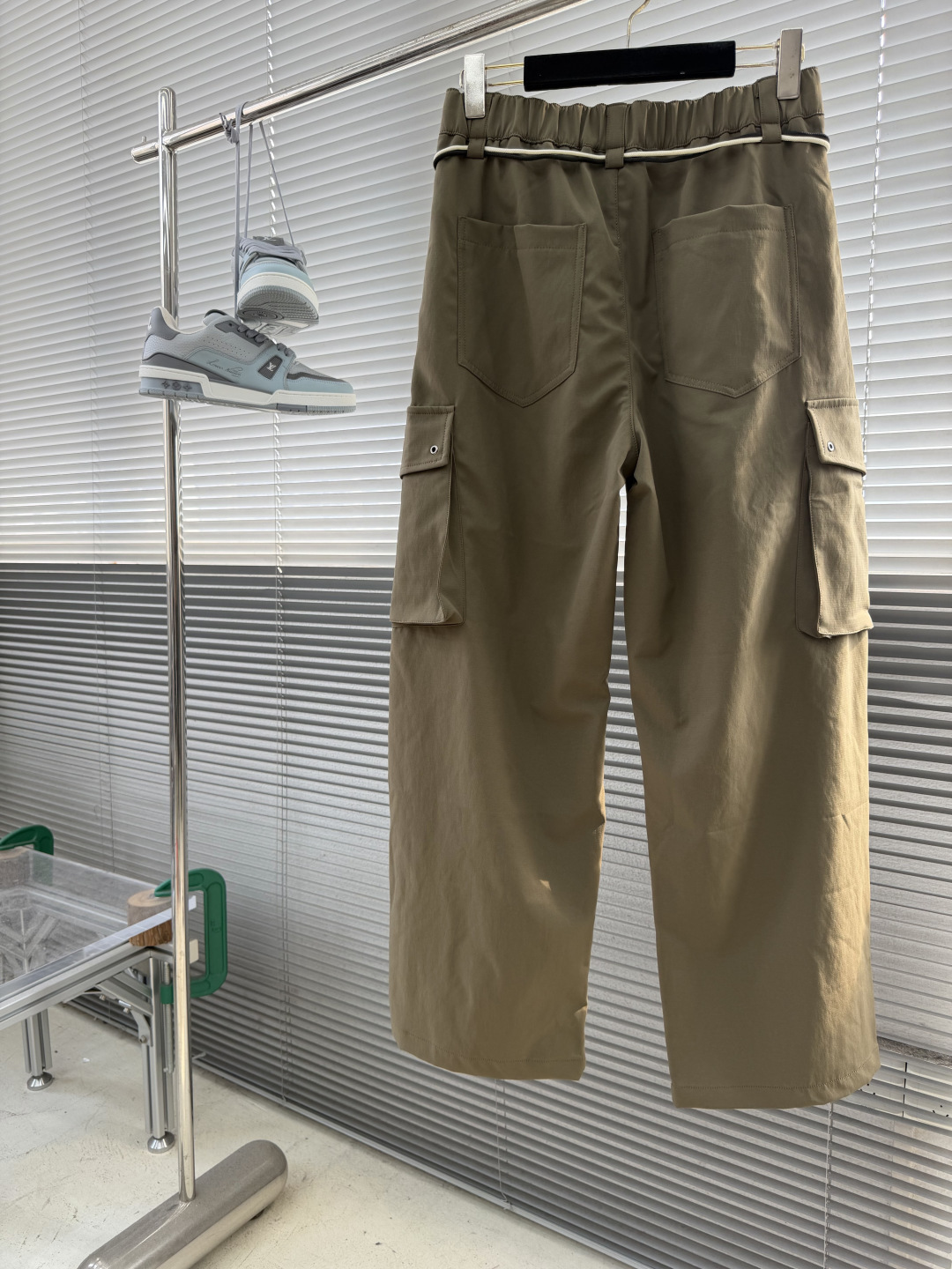 Y-3     26年秋季新款休闲直筒工装裤，采用进口优质面料，挺括有型，工装设计装饰，前logo标识点缀，上身足够吸睛