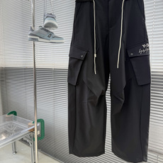 Y-3 26年秋季新款休闲直筒工装裤,采用进口优质面料,挺括有型,工装设计装饰,前logo标识点缀,上身足够吸睛 Y-3 26年秋季新款休闲直筒工装裤,采用进口优质面料,挺括有型,工装设计装饰,前logo标识点缀,上身足够吸睛