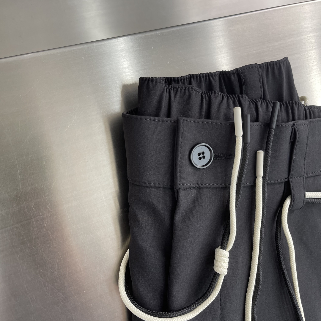 Y-3     26年秋季新款休闲直筒工装裤，采用进口优质面料，挺括有型，工装设计装饰，前logo标识点缀，上身足够吸睛