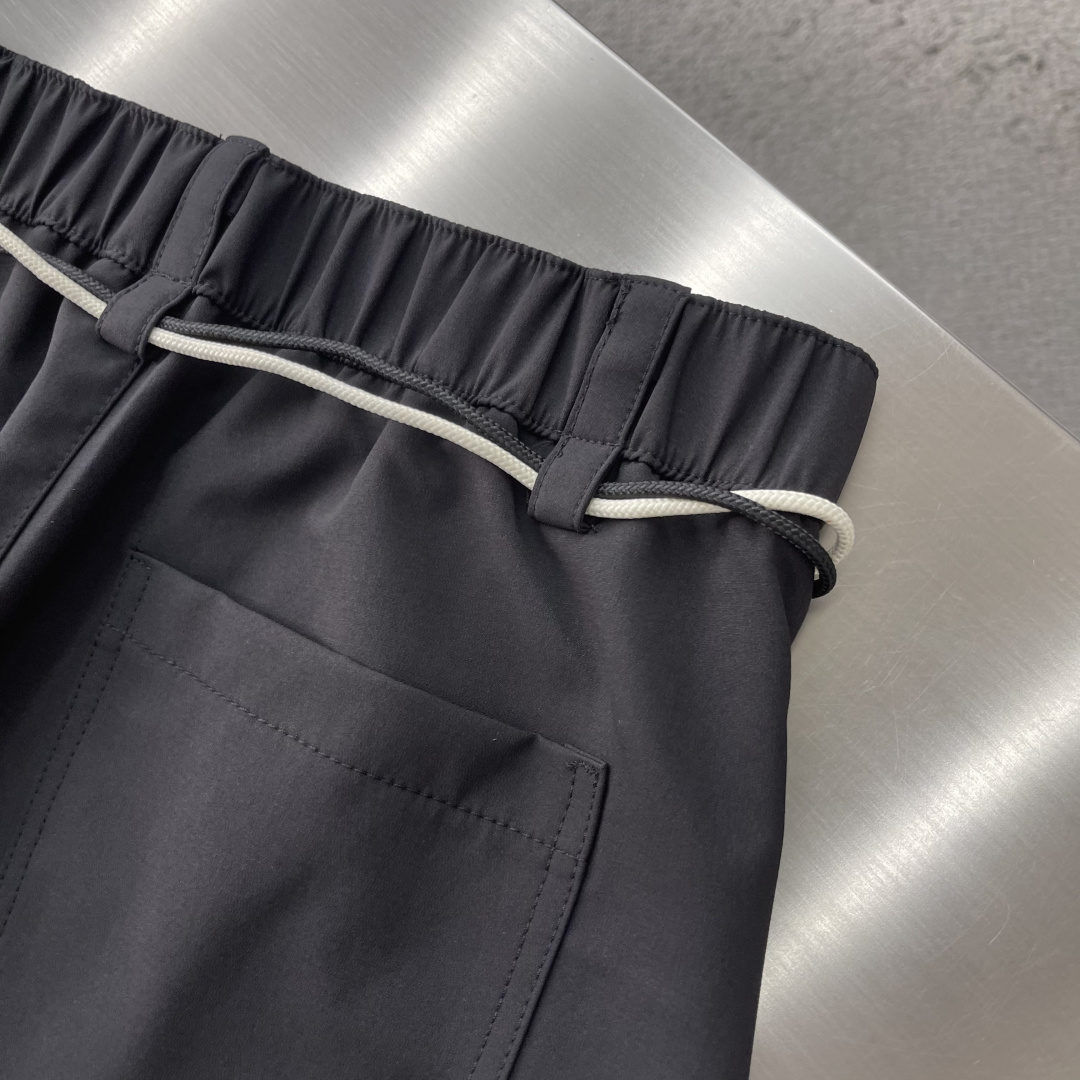 Y-3     26年秋季新款休闲直筒工装裤，采用进口优质面料，挺括有型，工装设计装饰，前logo标识点缀，上身足够吸睛