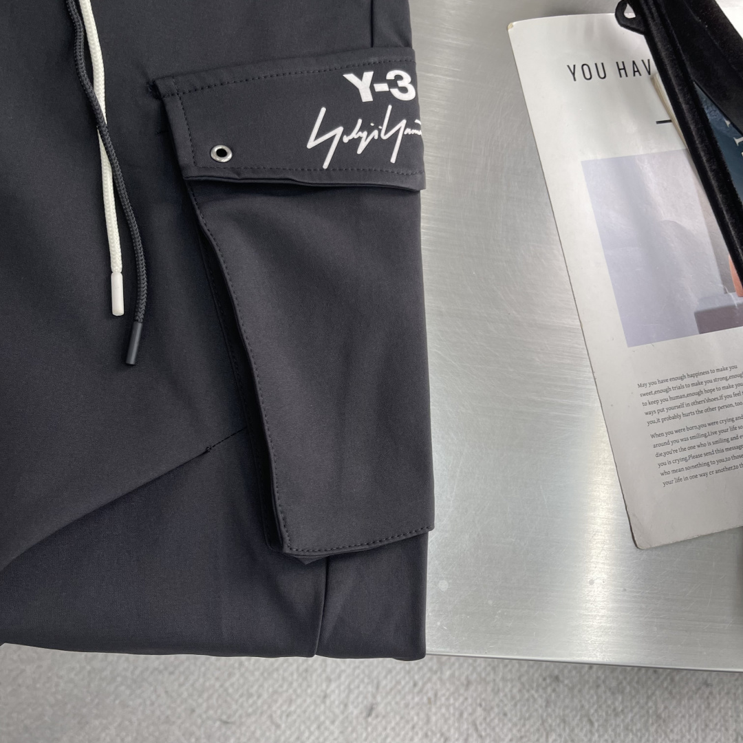 Y-3     26年秋季新款休闲直筒工装裤，采用进口优质面料，挺括有型，工装设计装饰，前logo标识点缀，上身足够吸睛