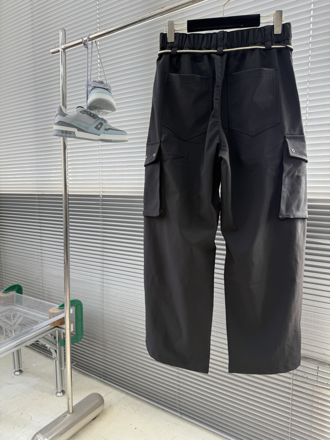 Y-3     26年秋季新款休闲直筒工装裤，采用进口优质面料，挺括有型，工装设计装饰，前logo标识点缀，上身足够吸睛