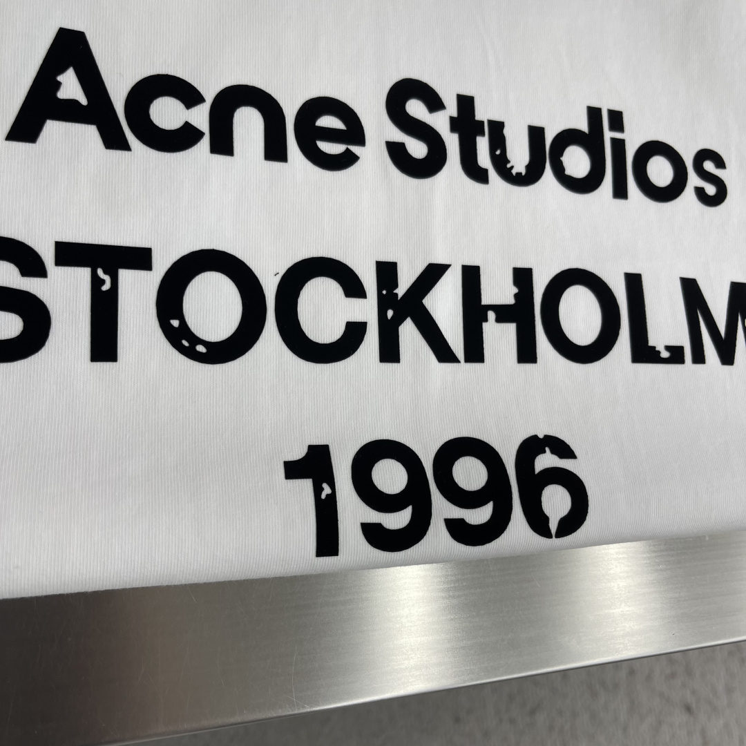 -Acne Studio     植绒 无袖背心 字母1996图案 辅以植绒印花工艺 成衣洗水 面料更柔软 顺滑 质感一