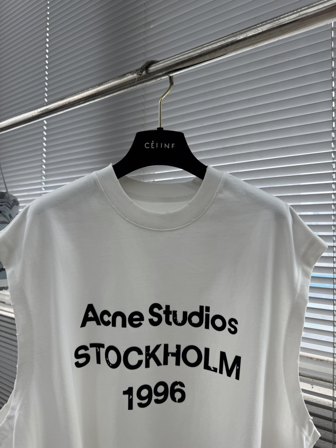 -Acne Studio     植绒 无袖背心 字母1996图案 辅以植绒印花工艺 成衣洗水 面料更柔软 顺滑 质感一