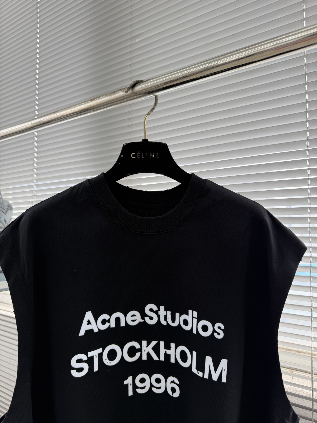 -Acne Studio     植绒 无袖背心 字母1996图案 辅以植绒印花工艺 成衣洗水 面料更柔软 顺滑 质感一