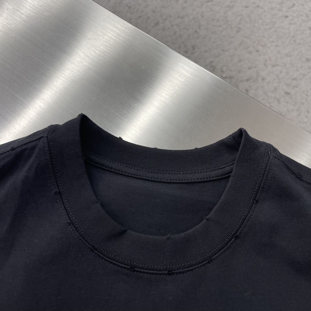 -Acne Studio     植绒 无袖背心 字母1996图案 辅以植绒印花工艺 成衣洗水 面料更柔软 顺滑 质感一