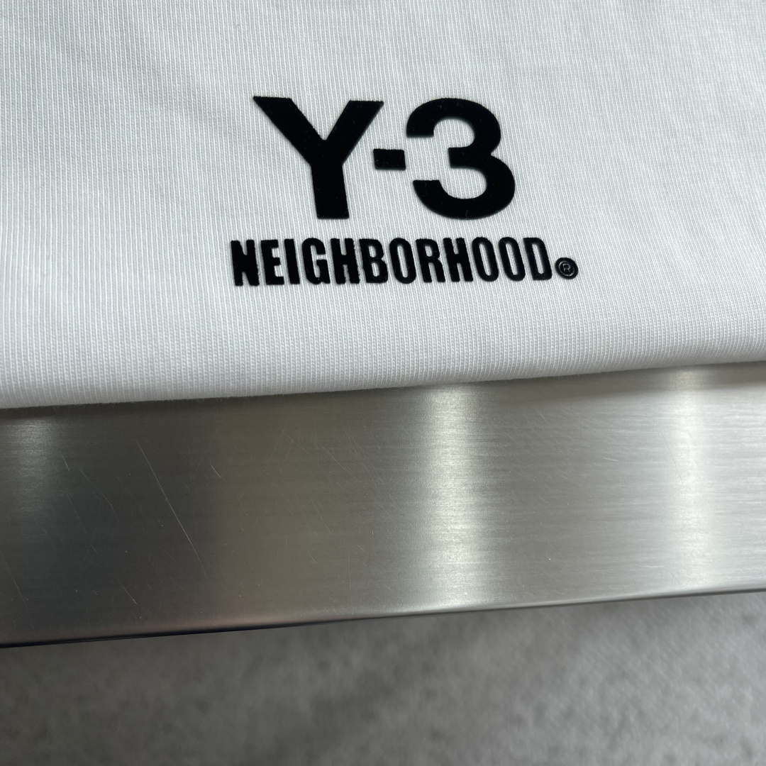 (高版本）Y-3山本耀司   26春夏新品宽松版型短袖T恤，采用定制340g高克重棉面料，非常有质感，袖口下摆均做旧磨破