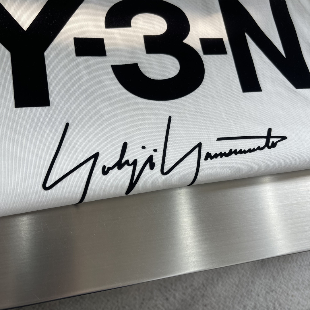 (高版本）Y-3山本耀司   26春夏新品宽松版型短袖T恤，采用定制340g高克重棉面料，非常有质感，袖口下摆均做旧磨破