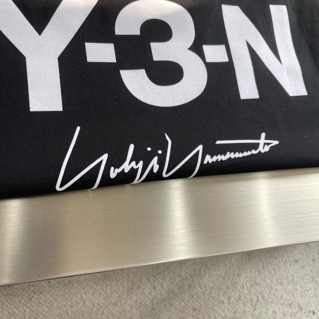 (高版本）Y-3山本耀司   26春夏新品宽松版型短袖T恤，采用定制340g高克重棉面料，非常有质感，袖口下摆均做旧磨破