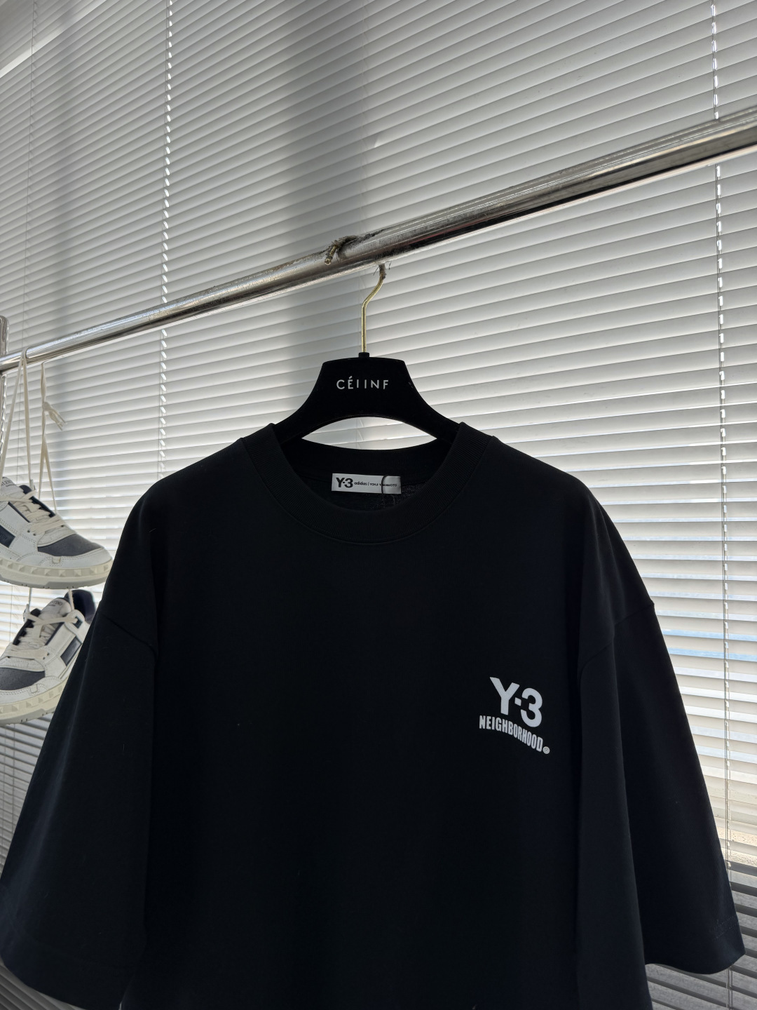 (高版本）Y-3山本耀司   26春夏新品宽松版型短袖T恤，采用定制340g高克重棉面料，非常有质感，袖口下摆均做旧磨破