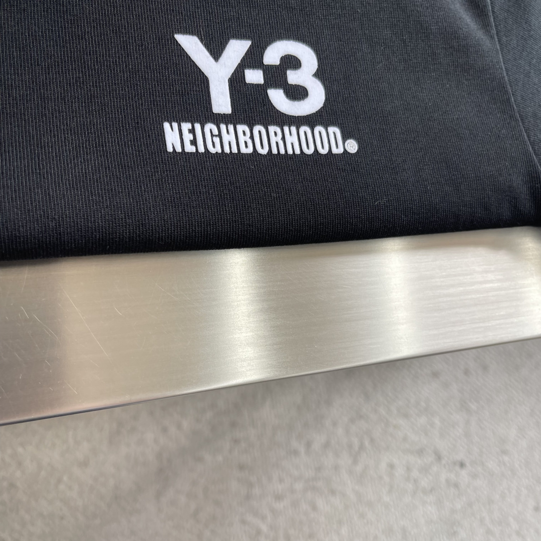 (高版本）Y-3山本耀司   26春夏新品宽松版型短袖T恤，采用定制340g高克重棉面料，非常有质感，袖口下摆均做旧磨破