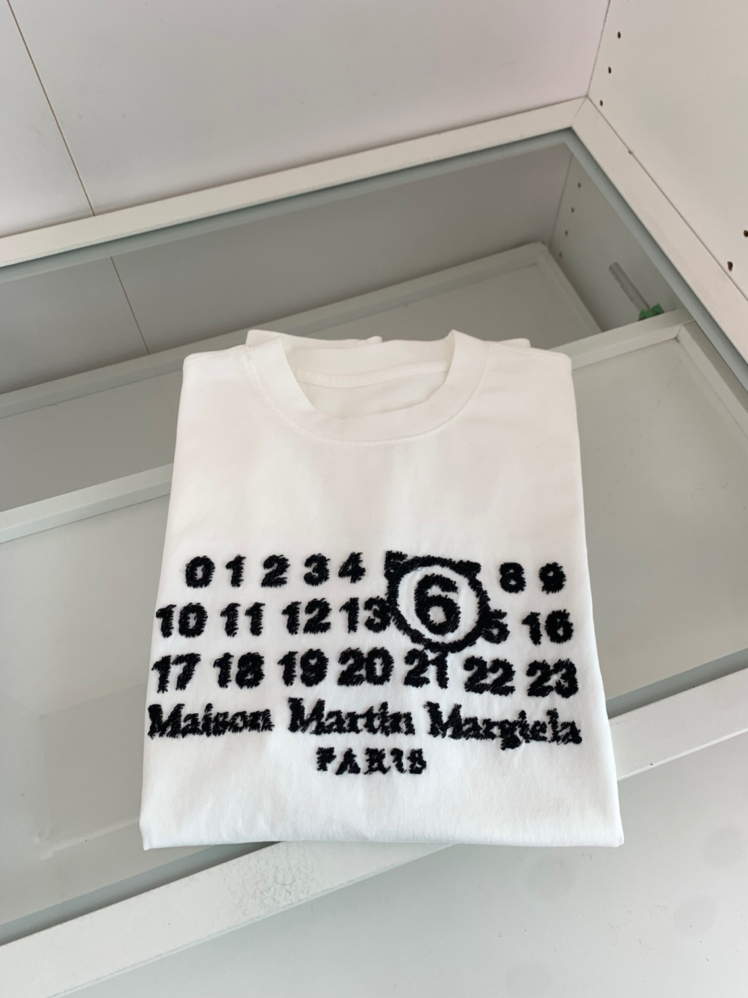马吉拉出品，MM6系列，属于识别度超高的一组款，前片是从0-23的数字呈现矩阵排列，并且数字6做了放大和加圈处理，Lin