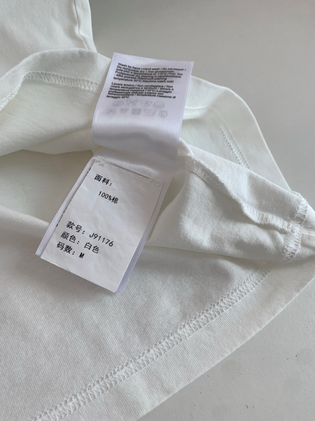 马吉拉出品，MM6系列，属于识别度超高的一组款，前片是从0-23的数字呈现矩阵排列，并且数字6做了放大和加圈处理，Lin