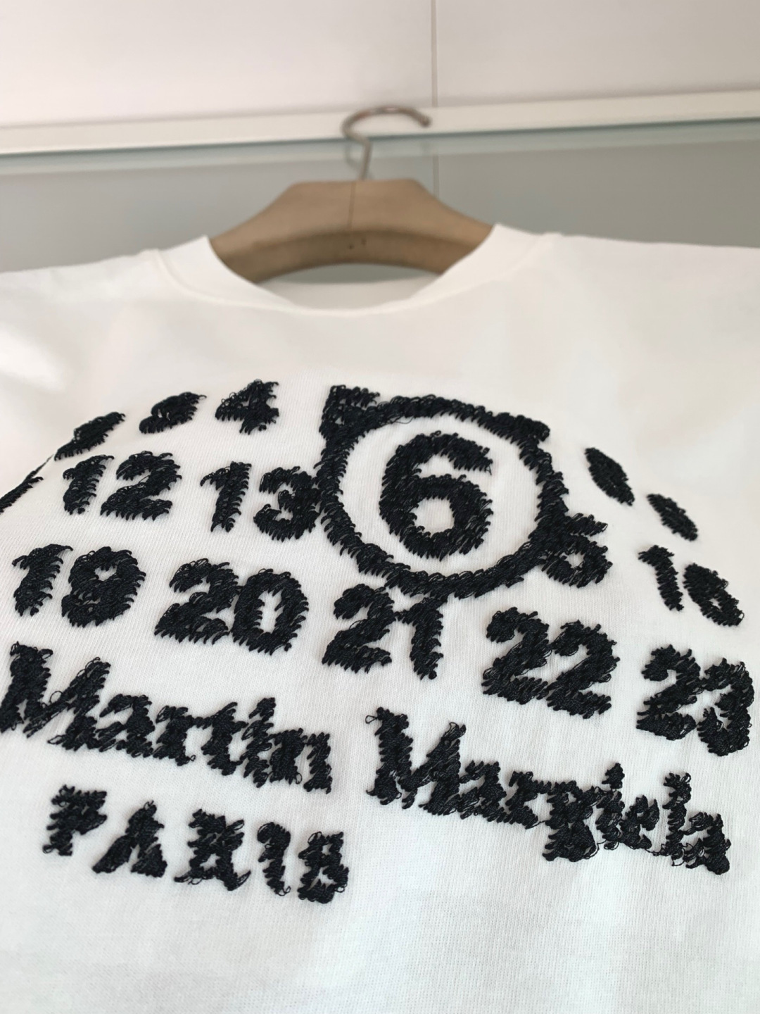 马吉拉出品，MM6系列，属于识别度超高的一组款，前片是从0-23的数字呈现矩阵排列，并且数字6做了放大和加圈处理，Lin