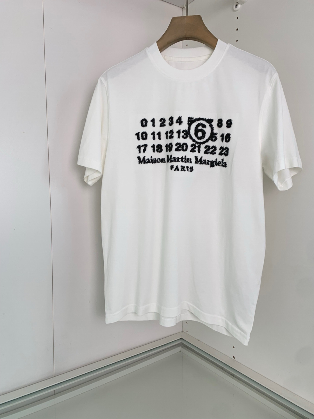 马吉拉出品,MM6系列,属于识别度超高的一组款,前片是从0-23的数字呈现矩阵排列,并且数字6做了放大和加圈处理,Lin 马吉拉出品,MM6系列,属于识别度超高的一组款,前片是从0-23的数字呈现矩阵排列,并且数字6做了放大和加圈处理,Lin