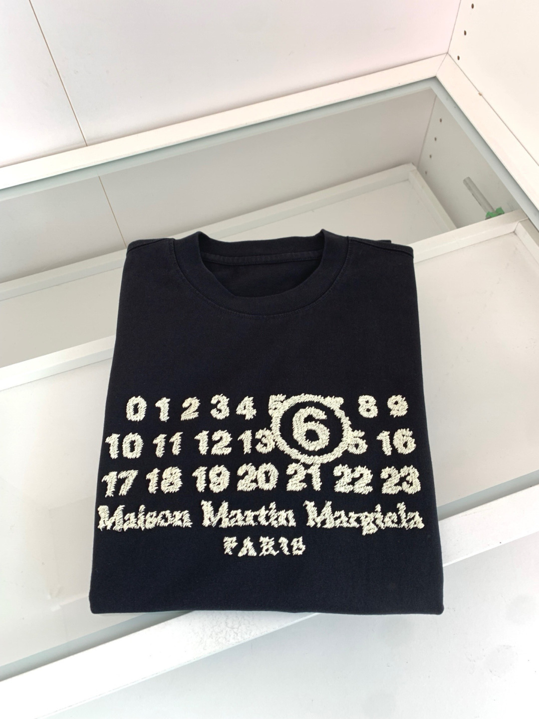 马吉拉出品，MM6系列，属于识别度超高的一组款，前片是从0-23的数字呈现矩阵排列，并且数字6做了放大和加圈处理，Lin