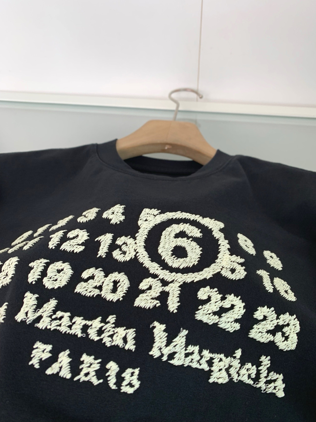 马吉拉出品，MM6系列，属于识别度超高的一组款，前片是从0-23的数字呈现矩阵排列，并且数字6做了放大和加圈处理，Lin
